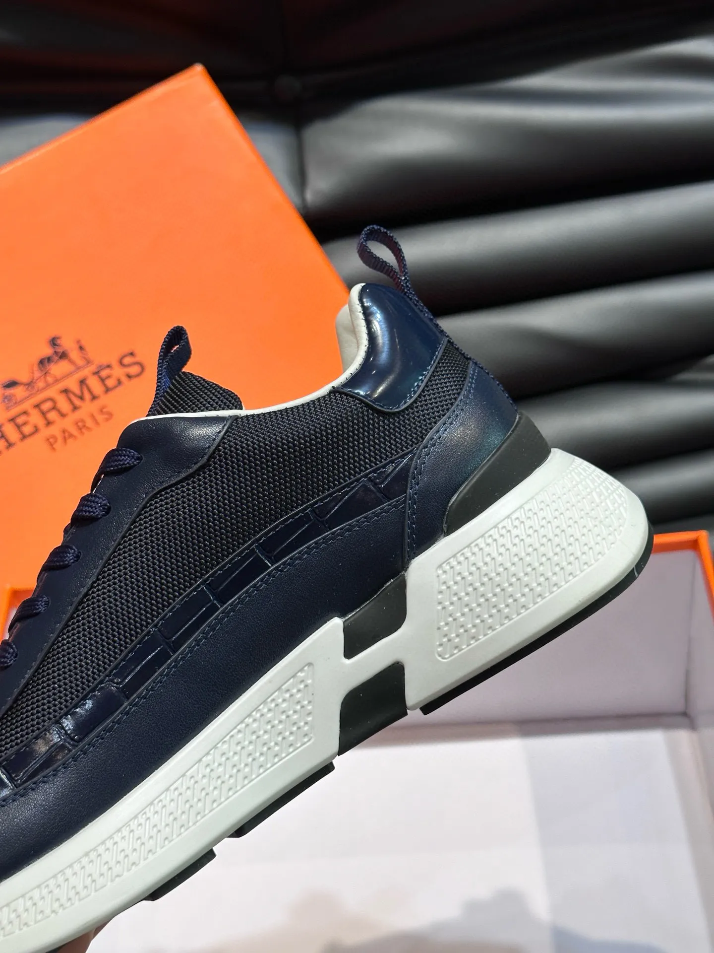 Factory price: 540💰HERMES/Hermes Hugo thick-soled sneakers are casual men's shoes. These sneakers are made of imported first-layer cowhide leather and breathable mesh design. The contrasting color design creates a dynamic and modern shape. The front end of the toe is decorated with natural-color rubber inlays. The style is novel and fashionable. The texture is incomparable, with cowhide lining and cowhide foot pads, the upper foot is comfortable and breathable, and the rubber sole is decorated with geometric patterns and iconic "H" details. A very personal one! Size: 39-44 (customized at 38.45)
